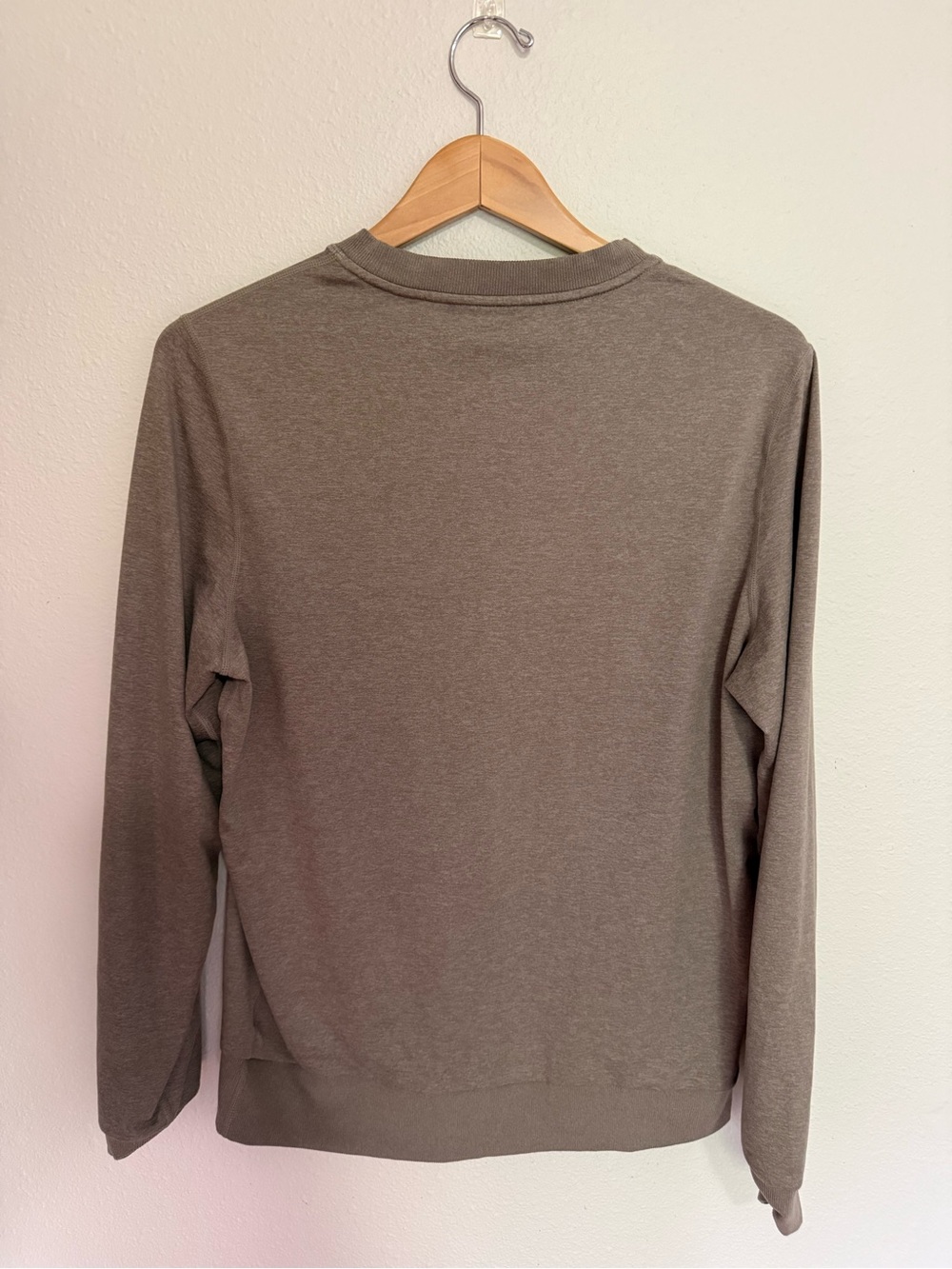 VUORI Men's Crew Neck Long Sleeve Sweater - Taupe - Picture 2 of 3